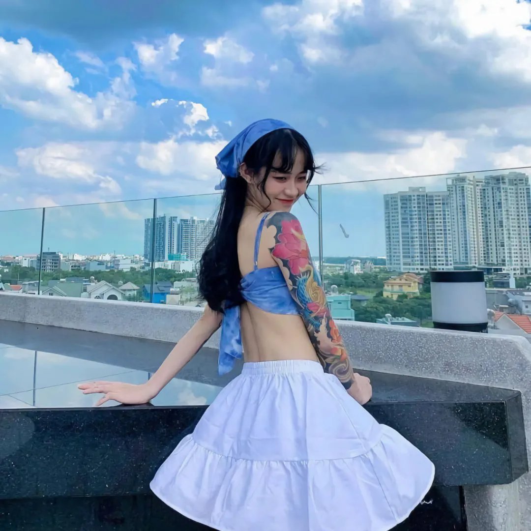 给小酒馆女子喝高杯酒封面